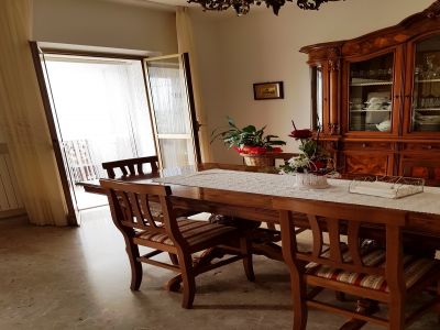 sala con balcone